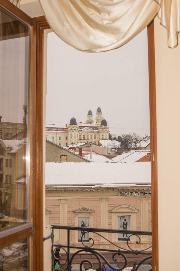 Atlant Hotel Oujhorod Extérieur photo